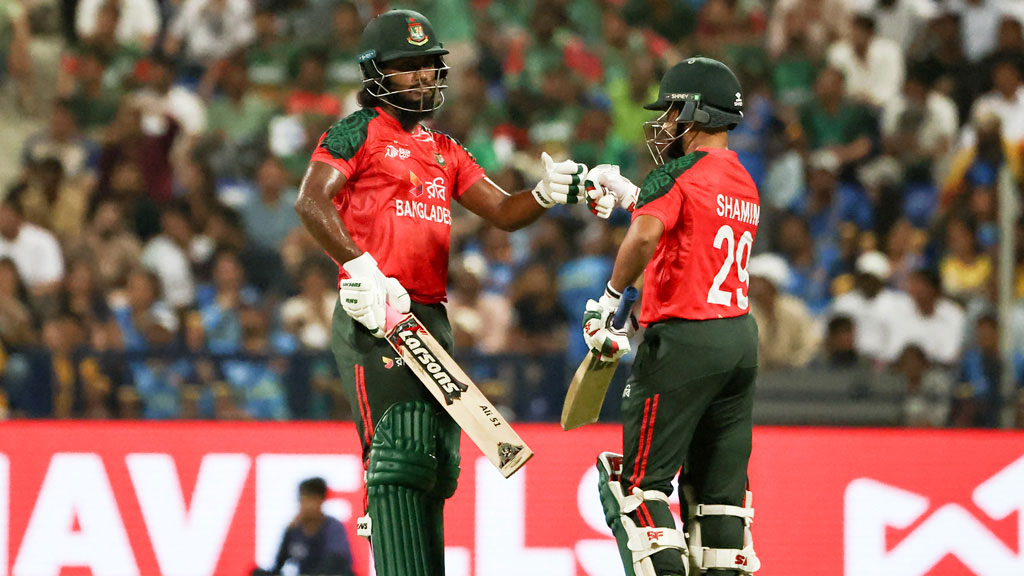 টি-টোয়েন্টিতে ৩০০ পেরোলো ইংল্যান্ড, বাংলাদেশ রইল সেই ‘টুকটুক’ ব্যাটিংয়ে
