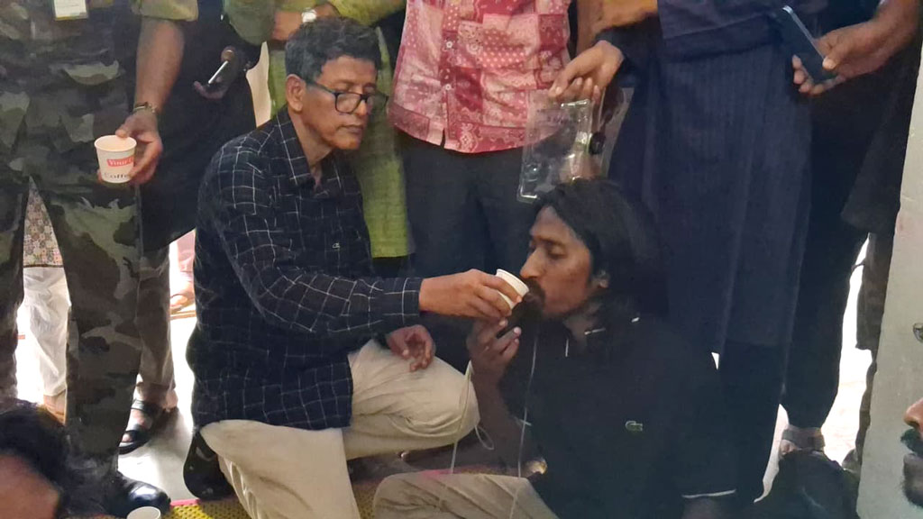 চবি শিক্ষার্থীদের ৫২ ঘণ্টা অনশন শেষে উপাচার্যের আশ্বাসে ভাঙল অনশন