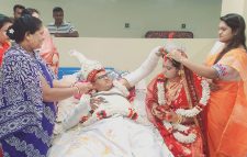 হাসপাতালের ভেতরেই বিয়ে, ভাইরাল হলো মানিকগঞ্জের হিন্দু দম্পতির আয়োজন