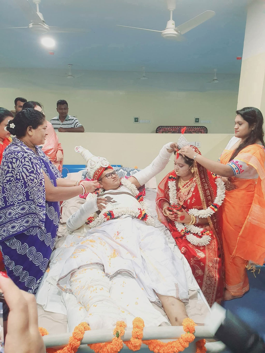 হাসপাতালের ভেতরেই বিয়ে, ভাইরাল হলো মানিকগঞ্জের হিন্দু দম্পতির আয়োজন