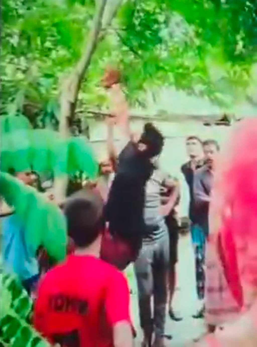 শ্রীনগরে নৌকা চুরির অভিযোগে শ্রমিককে গাছে বেঁধে মারধর ও অপহরণ