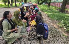 হল ছাড়ার নির্দেশনা অমান্য করে দ্বিতীয় দিনের মতো রেলপথ অবরোধে বাকৃবি শিক্ষার্থীরা