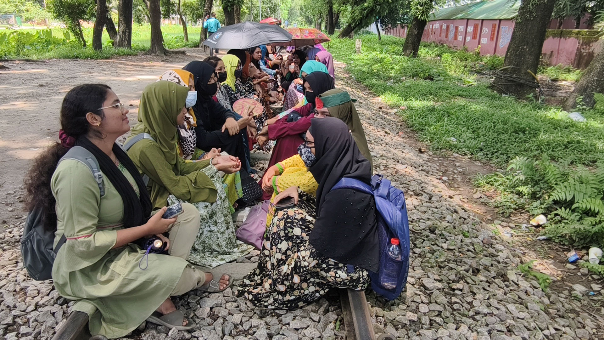 হল ছাড়ার নির্দেশনা অমান্য করে দ্বিতীয় দিনের মতো রেলপথ অবরোধে বাকৃবি শিক্ষার্থীরা