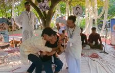 হালিম উদ্দিনের চুল কেটে দেওয়ার ঘটনায় ময়মনসিংহে প্রতীকী প্রতিবাদ, ফরিদা পারভীনকে স্মরণ