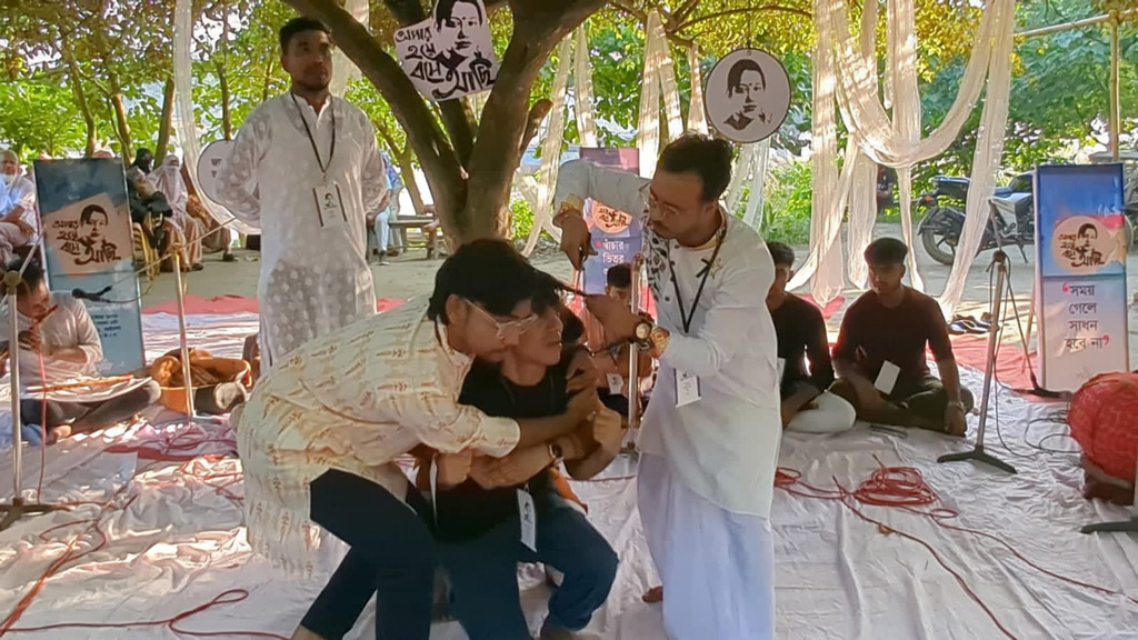 হালিম উদ্দিনের চুল কেটে দেওয়ার ঘটনায় ময়মনসিংহে প্রতীকী প্রতিবাদ, ফরিদা পারভীনকে স্মরণ