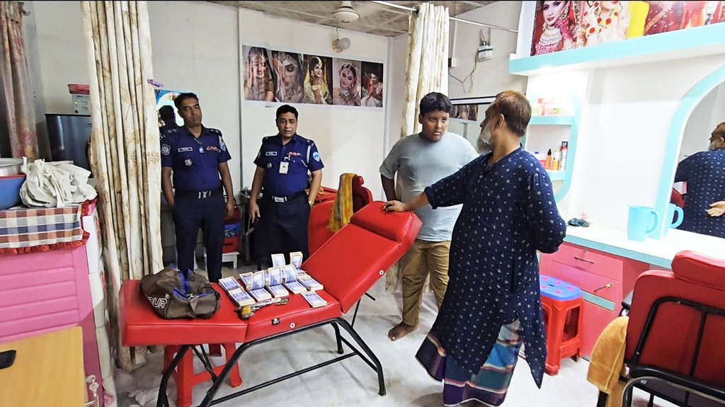 নবীনগরে বিউটি পারলারে অভিযান, জাল নোট ও অস্ত্র উদ্ধার