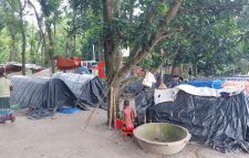 ঝালকাঠির দুর্গাপুরে শূকর বিক্রির টাকার ভাগ নিয়ে গ্রাম্য মাতব্বর অবরুদ্ধের হুমকি