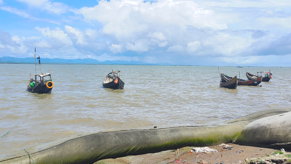 টেকনাফ উপকূলে ১৪ জেলেকে ধরে নিয়ে গেল আরাকান আর্মি