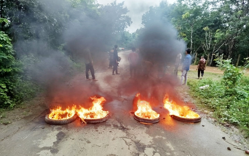 খাগড়াছড়িতে ইউপিডিএফ সমর্থিত সংগঠনগুলোর ডাকে সড়ক অবরোধ