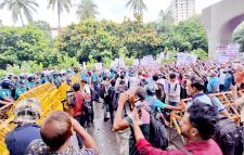 জাতীয়করণের দাবিতে মিছিলে জলকামান–সাউন্ড গ্রেনেড, দুই শিক্ষক আহত