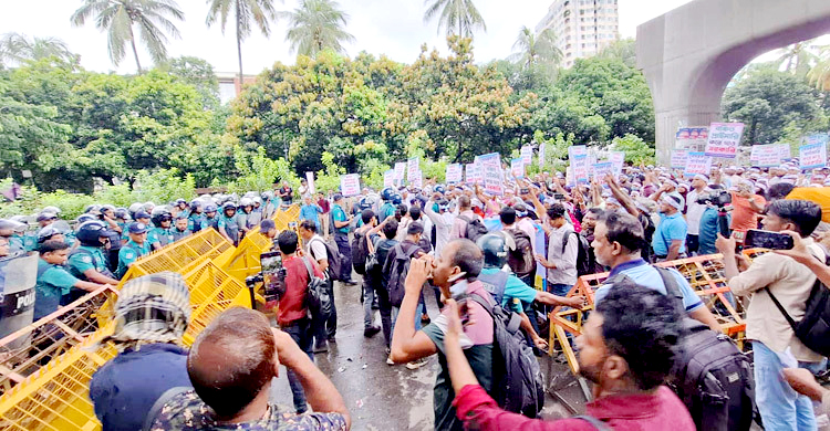 জাতীয়করণের দাবিতে মিছিলে জলকামান–সাউন্ড গ্রেনেড, দুই শিক্ষক আহত