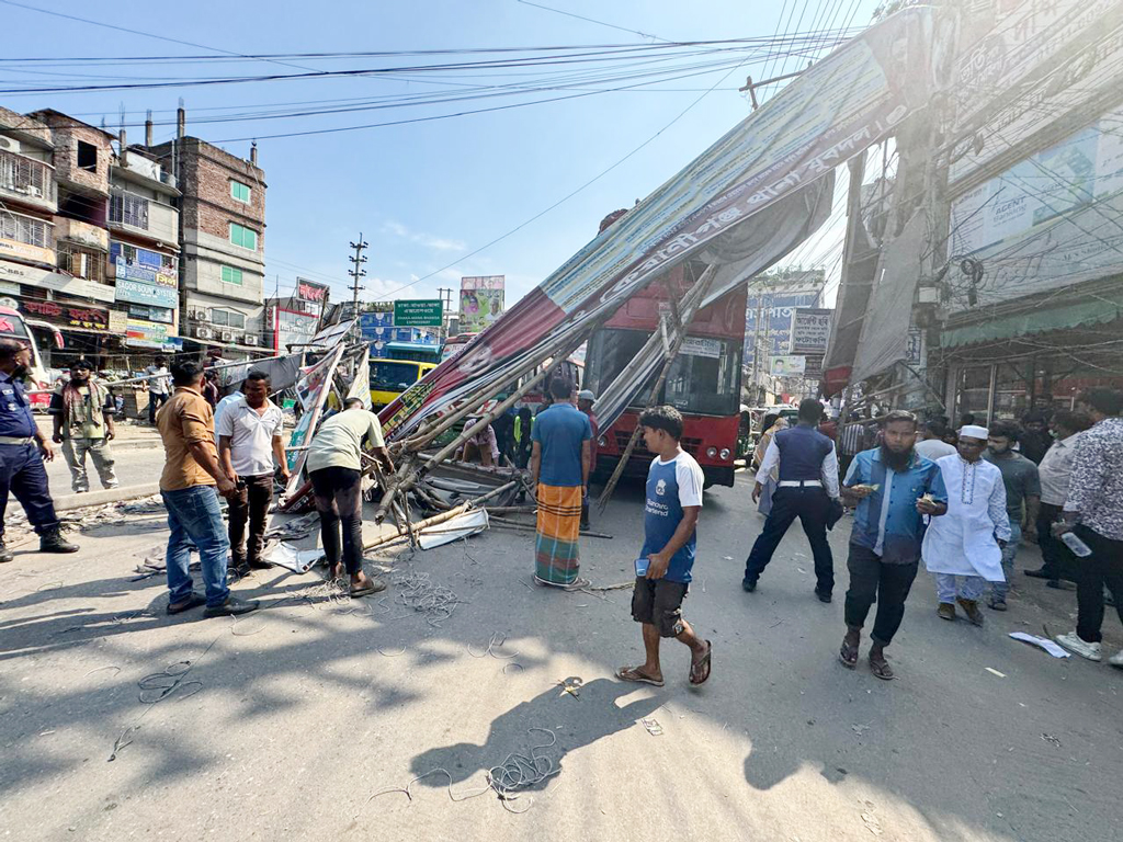 দক্ষিণ কেরানীগঞ্জে তোরণ ভেঙে পড়ার ঘটনায় আতঙ্ক
