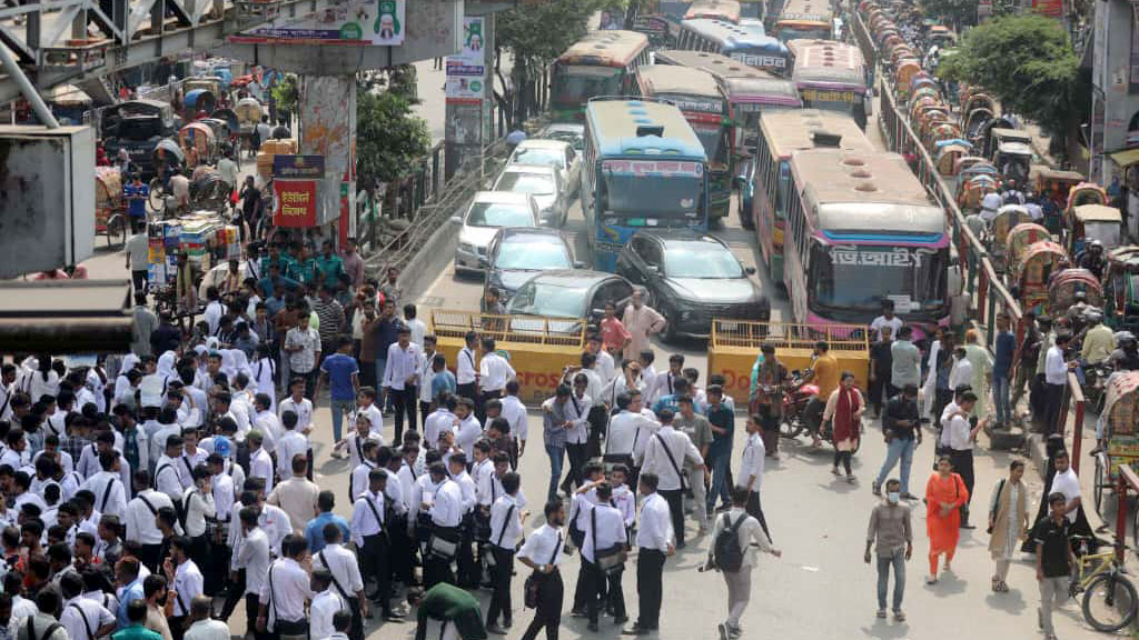 ঢাকা কলেজ ও বদরুন্নেসা কলেজ শিক্ষার্থীদের সায়েন্স ল্যাবে সড়ক অবরোধ