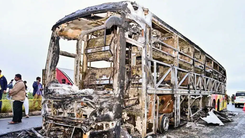 ভারতের কুরনুলে বাসে আগুন: স্মার্টফোন বিস্ফোরণে ২০ জন নিহত