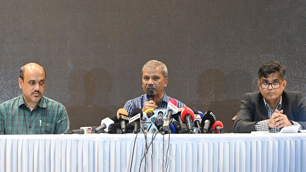 রাজনৈতিক দলগুলোর অনৈক্যে হতাশা প্রকাশ আইন উপদেষ্টা আসিফ নজরুলের