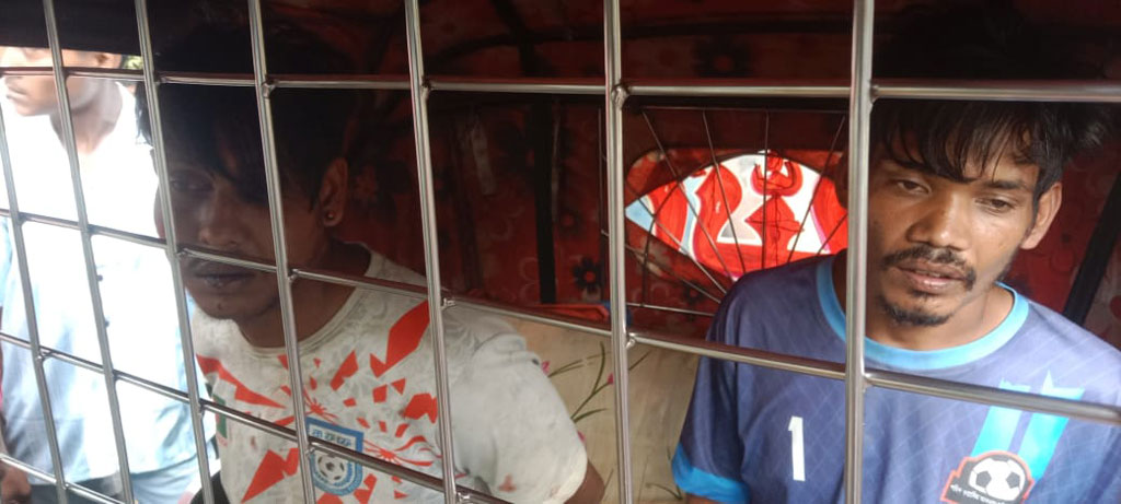 সীতাকুণ্ডে অটোরিকশা ছিনতাইয়ের সময় চালককে গলা কেটে হত্যা, দুই ছিনতাইকারী আটক