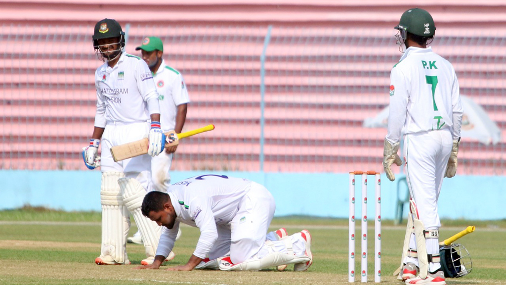 চার সেঞ্চুরিতে রঙিন এনসিএলের প্রথম দিন