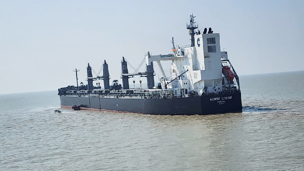 যুক্তরাষ্ট্র থেকে আমদানি করা গমের প্রথম চালান চট্টগ্রাম বন্দরে পৌঁছেছে