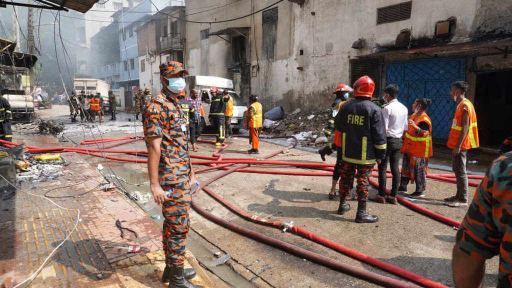 মিরপুরে পোশাক কারখানা ও রাসায়নিক গুদামে ভয়াবহ আগুন, নিহত ৯