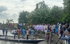 গাইবান্ধার ফুলছড়িতে ব্রহ্মপুত্রের ভাঙন ঠেকাতে মানববন্ধন