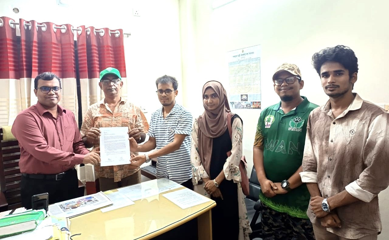 রাজশাহীতে সার্কিট হাউসের গাছ না কাটাসহ তিন দফা দাবিতে স্মারকলিপি