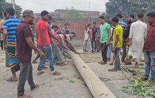 নারায়ণগঞ্জে চার মাস বকেয়া বেতনের দাবিতে স্টিল মিল শ্রমিকদের মহাসড়ক অবরোধ