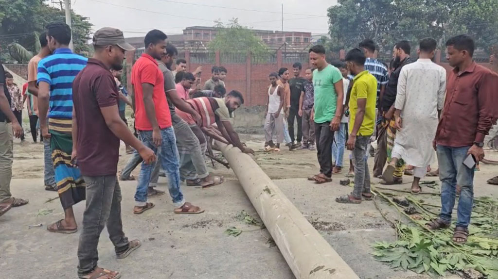 নারায়ণগঞ্জে চার মাস বকেয়া বেতনের দাবিতে স্টিল মিল শ্রমিকদের মহাসড়ক অবরোধ