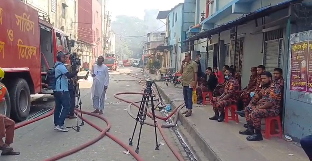 মিরপুরে রাসায়নিক গুদামে আগুন: ২৩ ঘণ্টা পরও নিয়ন্ত্রণে নয়, নিখোঁজদের খোঁজে স্বজনদের আহাজারি