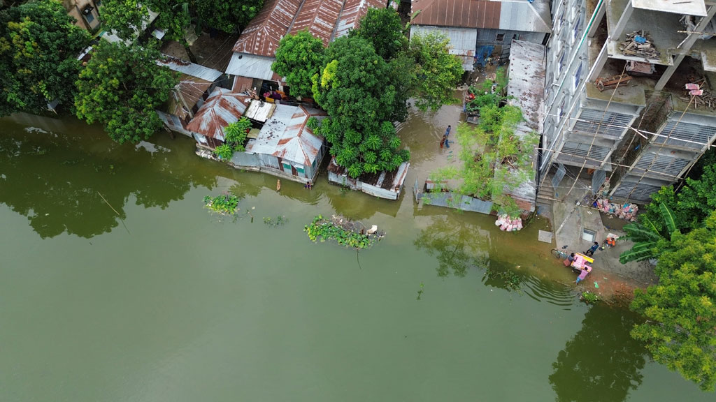 টানা বৃষ্টিতে জলাবদ্ধ সিরাজগঞ্জের তাড়াশ পৌর শহর