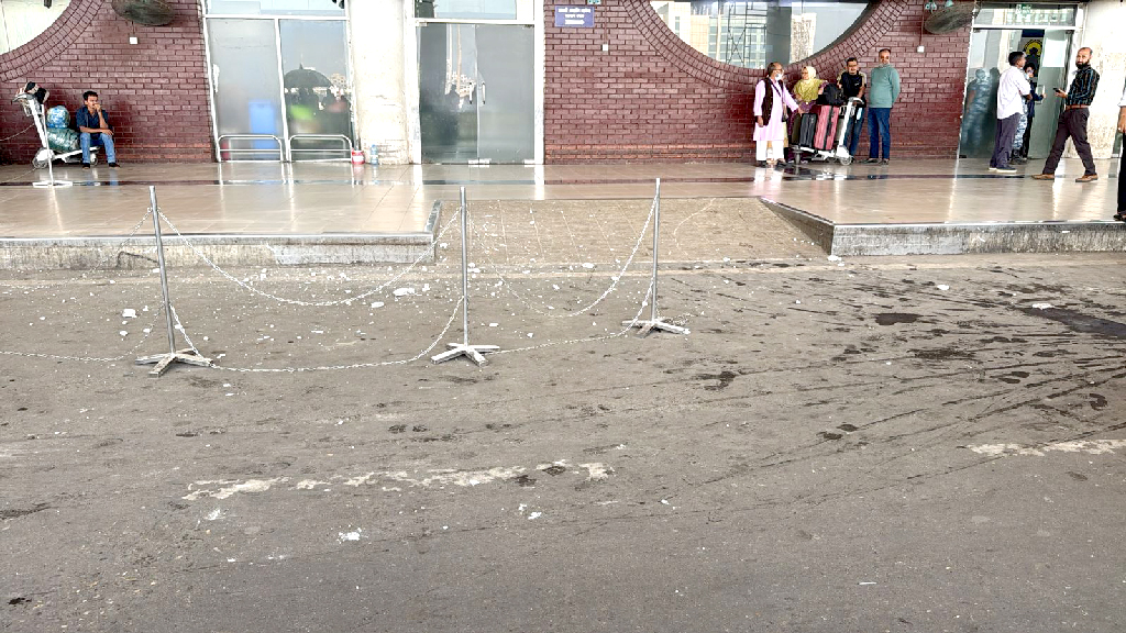 রাজধানীতে মাঝারি ভূমিকম্পে শাহজালাল বিমানবন্দরের টার্মিনাল–২–এ পলেস্তারা খসে পড়া, নিহত ৫ ও আহত ২৪০+