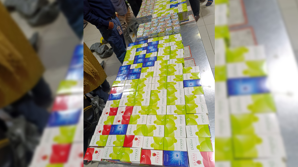 চট্টগ্রাম বিমানবন্দরে দুই যাত্রীর ব্যাগ থেকে ১৯৯ কার্টন সিগারেট ও নিষিদ্ধ ক্রিম জব্দ
