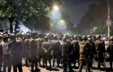 ধানমন্ডি ৩২ নম্বরে বিক্ষোভকারীদের অবস্থান অব্যাহত, যান চলাচল বন্ধ