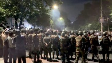 ধানমন্ডি ৩২ নম্বরে বিক্ষোভকারীদের অবস্থান অব্যাহত, যান চলাচল বন্ধ