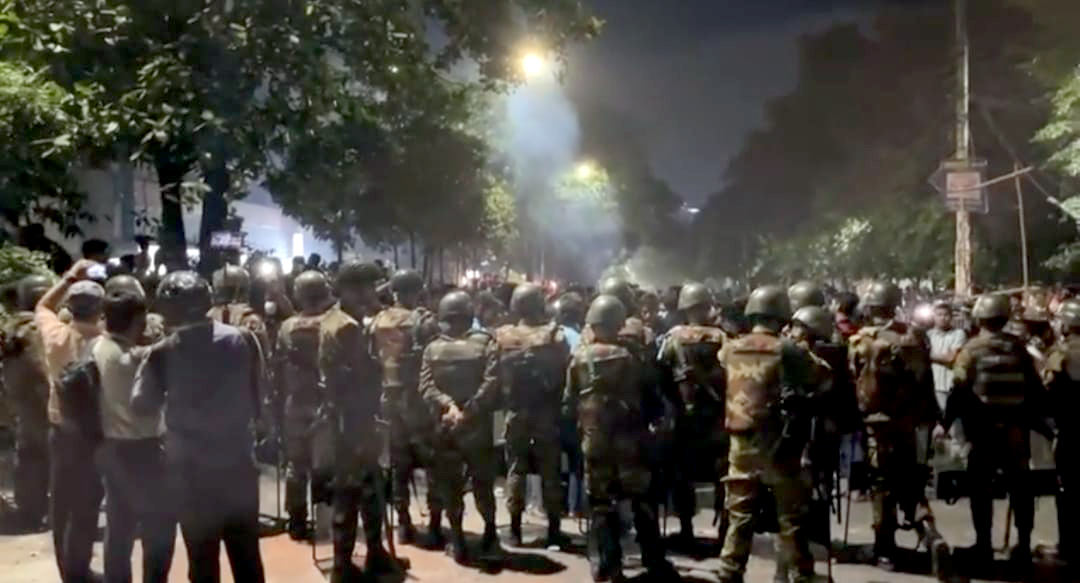 ধানমন্ডি ৩২ নম্বরে বিক্ষোভকারীদের অবস্থান অব্যাহত, যান চলাচল বন্ধ