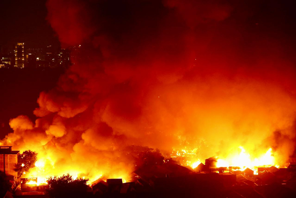 মহাখালীর কড়াইল বস্তিতে ভয়াবহ অগ্নিকাণ্ড