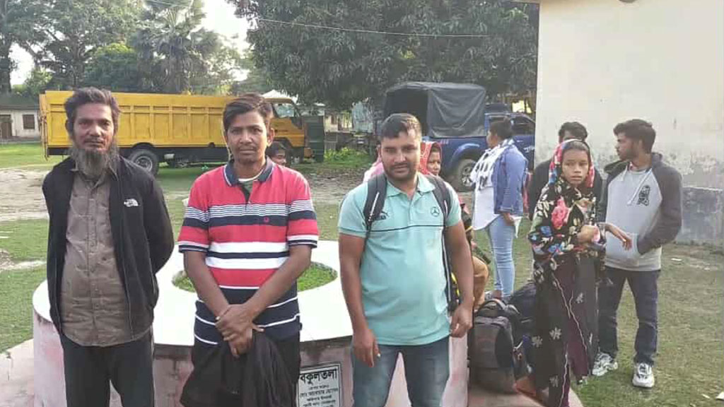 কাজীপুর সীমান্তে পতাকা বৈঠকের মাধ্যমে ১২ বাংলাদেশিকে ফেরত দিল বিএসএফ