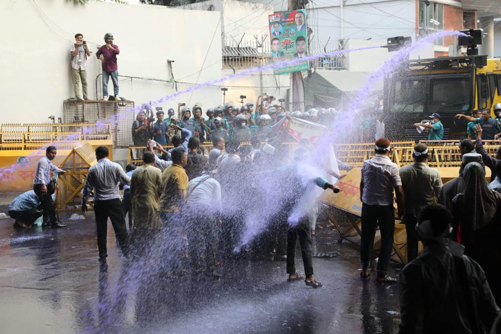 এমপিওভুক্তির দাবিতে নন-এমপিও শিক্ষকদের বিক্ষোভে পুলিশের লাঠিচার্জ, আহত অর্ধশতাধিক