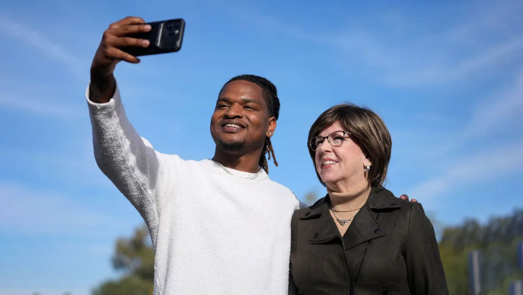 ভুল নম্বরের টেক্সট থেকে জন্মেছে অনন্য বন্ধুত্ব: ওয়ান্দা ও জামালের থ্যাংকস গিভিং গল্প