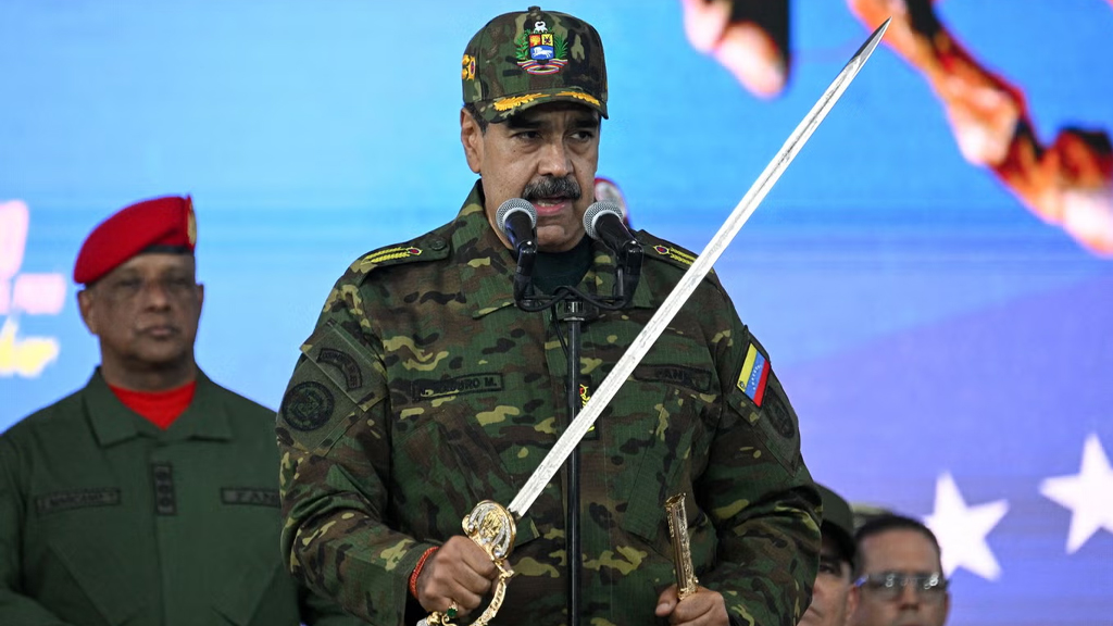 যুক্তরাষ্ট্রের সঙ্গে উত্তেজনার মধ্যেই দেশ রক্ষার অঙ্গীকার মাদুরোর