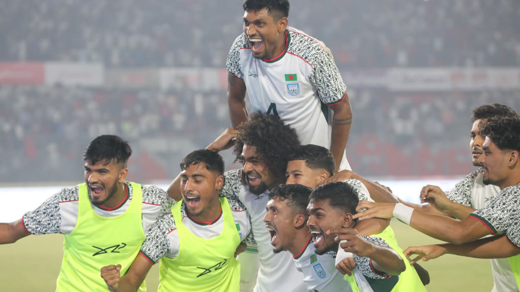 হামজার জোড়া গোলেও জয় পেল না বাংলাদেশ