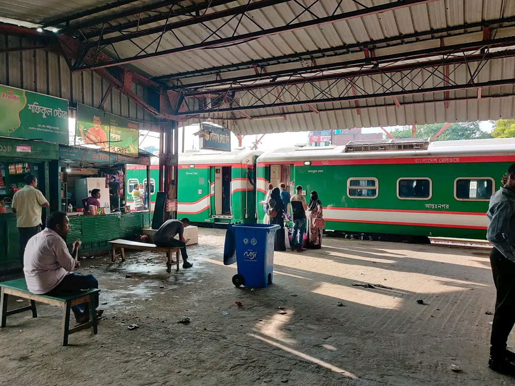 বৃষ্টিতে রেললাইনে পানি, চাঁপাইনবাবগঞ্জ থেকে দেরিতে ছাড়ল বনলতা এক্সপ্রেস