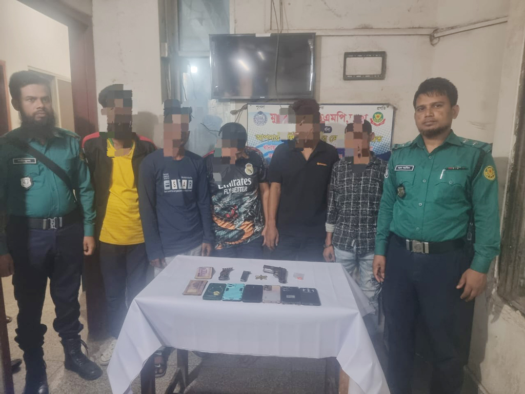 মুগদায় ডাকাতির প্রস্তুতিকালে বিদেশি অস্ত্রসহ পাঁচ ডাকাত গ্রেপ্তার