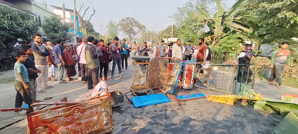 দিনাজপুরে বাসচাপায় অটোরিকশার চার আরোহী নিহত