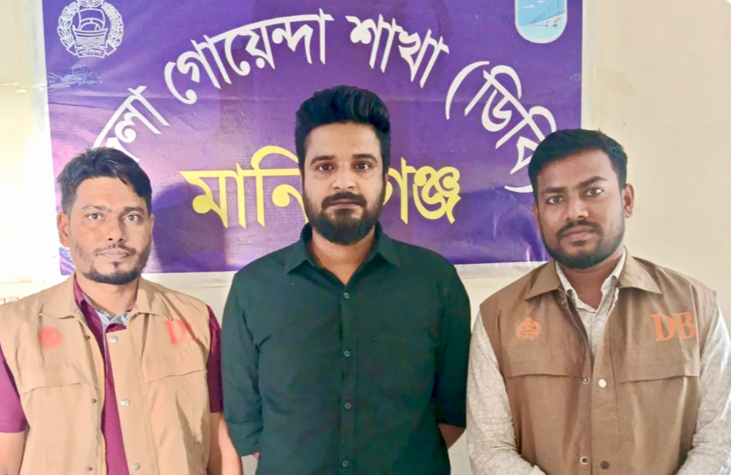 মানিকগঞ্জে স্কুলবাসে অগ্নিসংযোগ ও বাসচালক হত্যা: ইউপি চেয়ারম্যান অনিক গ্রেপ্তার