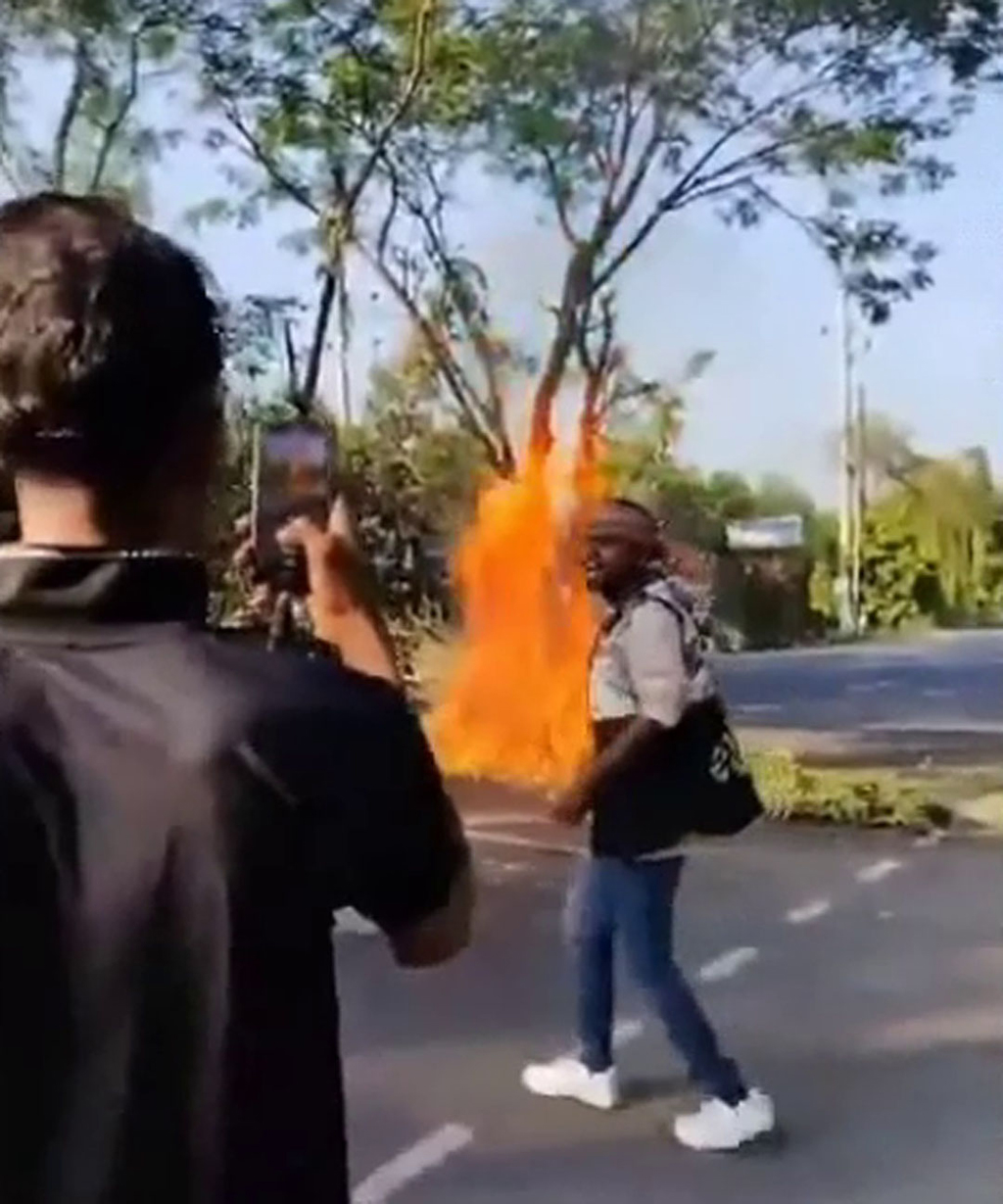 টুঙ্গিপাড়ায় বিচ্ছিন্ন বিক্ষোভ: আগুন, অবরোধ—তবে পরিস্থিতি নিয়ন্ত্রণে