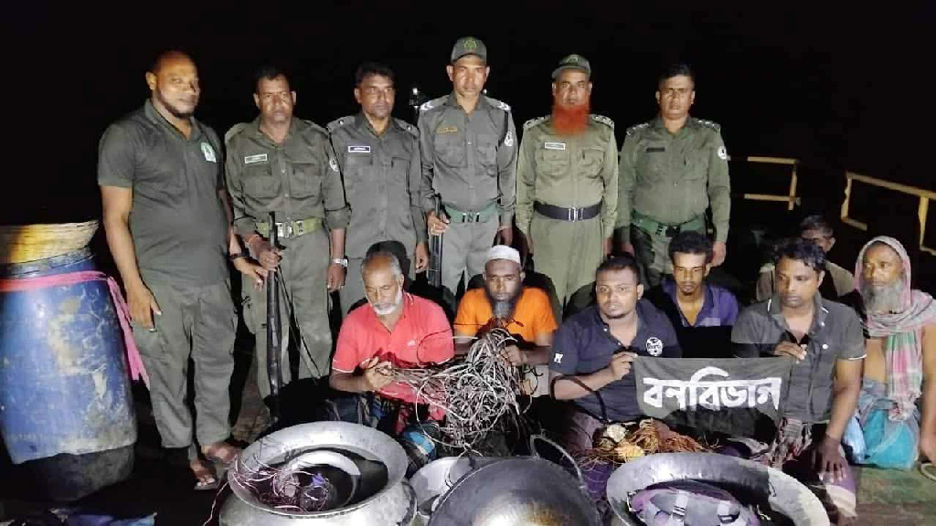 সুন্দরবনে হরিণ শিকারের প্রস্তুতিকালে সাত শিকারি আটক