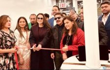 নিউইয়র্কের জ্যামাইকা হিলসাইডে আমিশা প্যাটেল প্রেমস কালেকশন’-উদ্বোধন করেছেন