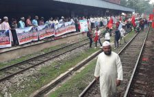 আখাউড়া-সিলেট  ৮ দফা দাবিতে  রেলপথ অবরোধ