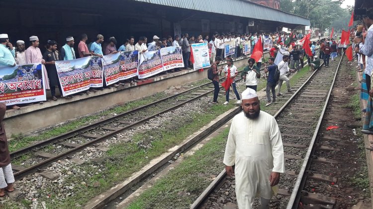 আখাউড়া-সিলেট  ৮ দফা দাবিতে  রেলপথ অবরোধ