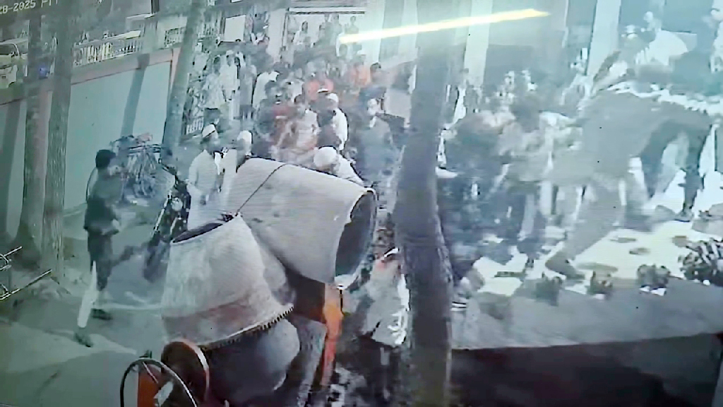 শ্রীনগরে প্রতিপক্ষের হামলায় বিএনপির দুই কর্মী আহত